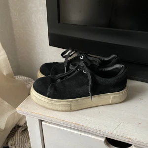 Eytys  - Eytys Doja sneakers svart mocka storlek 36 men passar mig som har 37 Nypris ca 2000kr  Pris kan diskuteras 