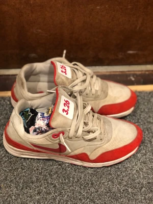 Nike air nånting  - Bortskänktes till valfri parkbänksalkis i Örkelljunga 