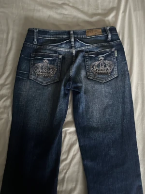  Victoria Bäckman liknande  - så snygga jens som är köpta säcken hand. ❤️ lite spruckna men de kan man sy jätte lätt!