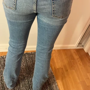 Bootcut jeans - Blåa utsvängda jeans som ä bekväma o gå i
