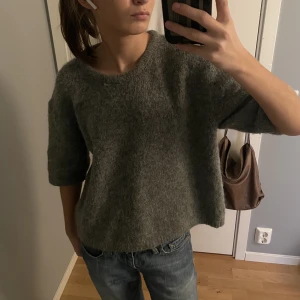 Stickad tröja  - Säljer denna gråa stickade tröjan från Lindex i en t-shirt liknande modell. Den är i storlek S men skulle säga att den också passar en XS beroende på önskad passform💕Tröjan är i väldigt bra skick och är använd ett fåtal gånger. (frakt ingår ej i priset)