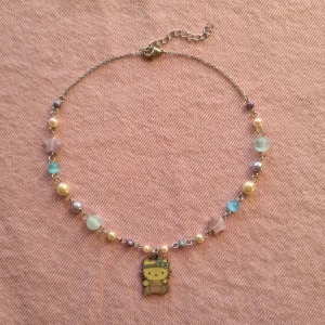 Hello Kitty halsband - Handgjort halsband. Gjort av rostfritt stål och diverse pärlor💕 Längd är ca 33,5cm långt med 5cm extra längd! (kan skicka med frimärke om du betalar med swish!) 