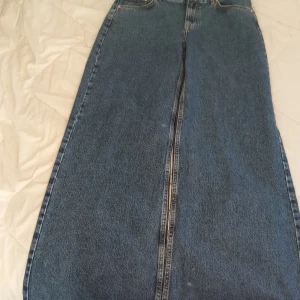 Pull&bear jeans - Det här är ett par mörkblåa Jeans från pull&bear. Dom är köpta i julas, men dom är helt oanvända. 