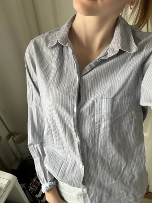 Filippa K - Skjorta från Filippa K. Använt 1 gång💗 säljer då den inte kommer till användning 🥰 inte struken på bilden men gör det innan jag säljer den 💗 Den är i storlek M men passar även mig som har XS. Pris kan diskuteras. Köpte för 850 kr!