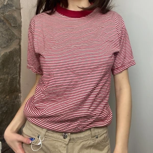 Vintage randig t-shirt  - Vintage röd och vit randig tshirt, storlek 150 men ungefär som en S-M🤍 Köp nu är på!