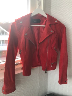 Röd mockajacka - Röd jacka i äkta mocka/bikermodell  Bra skick, sällan använd