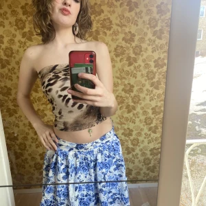 SOMMAR KJOL - Gullig blommig kjol. Säljer då den är för liten för mig (dragkedja finns). 