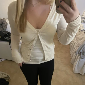 Vit kofta/tröja - Fin vit kofta! Storlek passar mig som är S 💋