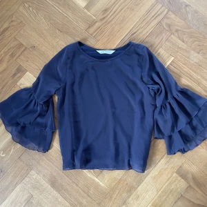 Blå blus - Så fin mörkblå blus! Storlek S