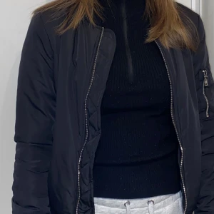 bomberjacla - bra skick, men den ena knappen är sönder. köpt på gekås ullared. kostar 50kr + frakt.