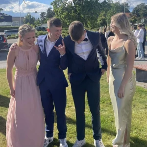 Balklänning  - Säljer nu min fina balklänning då jag inte har någon användning av den längre. enbart använd en kväll💕💕 (Klänningen till höger)