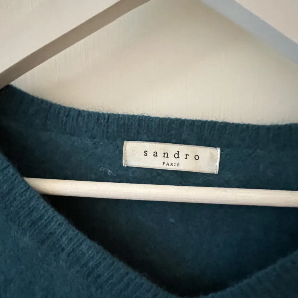 Stickad tröja från Sandro Paris❤️‍🔥 köpt i London, nypris ca 1500! Så fin färg verkligen🐢 diskuterbart pris. Stickat.