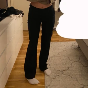 Kostymbyxor  - Jag säljer mina super fina svarta kostymbyxor från bikbok som är i storlek 40/M. Byxorna är sparsamt använt då de är lite förstora för mig. Hade de inte varit stora så hade jag definitivt behållit dem.🖤300kr