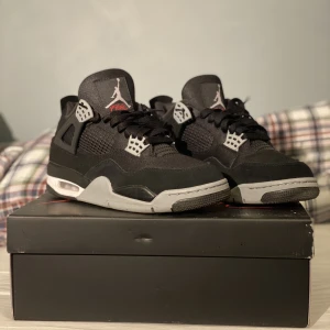 JORDAN 4 ”BLACK CANVAS” - Ett par Jordan 4 black cancan köpta i Usa skicket är 10/10 använda fåtal gånger i torrt väder och underlag  Öppen för byten kom med prisförslag 