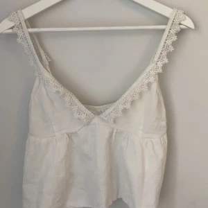 Topp  - Superfint linne med detaljer på. storlek S skulle jag säga. 