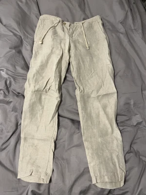 Linnebyxor Zara - Snygga linnebyxor från Zaras herravdelning, passar jättebra på tjejer också! Strl 36, endast testat knappt använda. Nypris: 599kr. Säljer för 450kr.