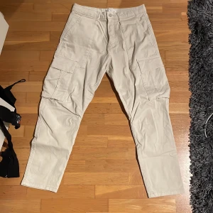 Cargos  - ett par beiga cargos 