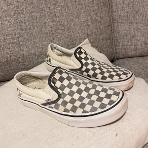 Vans  - Säljer dessa vansen i stl 40. Skorna är i bra skick men färgen har blivit lite dammiga typ av grus mm, går att tvätta dom rena!! Säljer för 100kr+frakt💓
