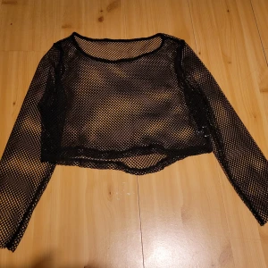 Croppad nättröja! - Säljer en croppad nättröja! Som ny, passar betydligt mindre storlekar också då den är väldigt croppad. Från s - xl typ! Säljs för 50 kr, frakt på 45 kr tillkommer. 