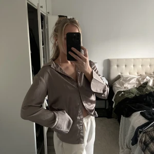 Skjorta satin - Jättefin skjorta i satin! Knappt använd så i väldigt bra skick. Storlek 38, köparen står för frakt!