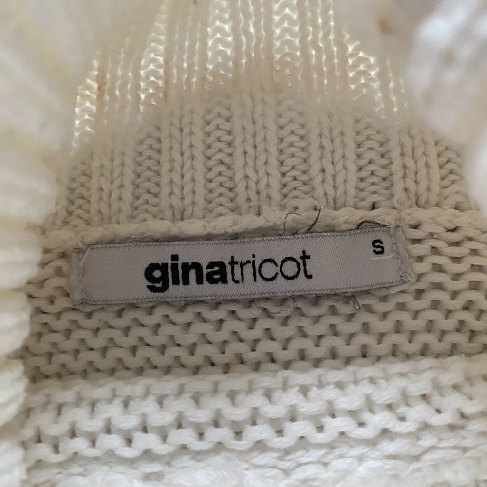 Vit stickad tröja i storlek S från Gina tricot. Säljer för att den är för stor💜. Stickat.