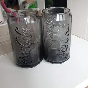 Svarta cola glas, knappt använda