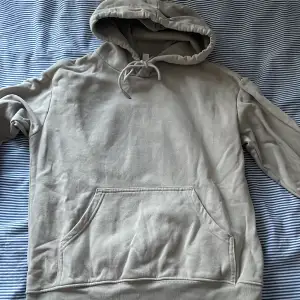 Basic hoodie från hm i storlek xs, passar till allt å kan vara skön på en sval sommarkväll💗köparen står för frakt💗