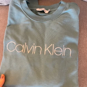 Tröja från Calvin Klein - Fin knappt använd tröja från CK i strl S, men passar också M. Ljus klarblå