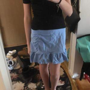 Jättefin blå kjol från ginatricot i storlek S, inga skador eller defekter på plagget!