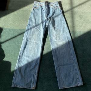 snygga jeans från monik! bra skick! jae 168 för referens! köparen står för frakten!