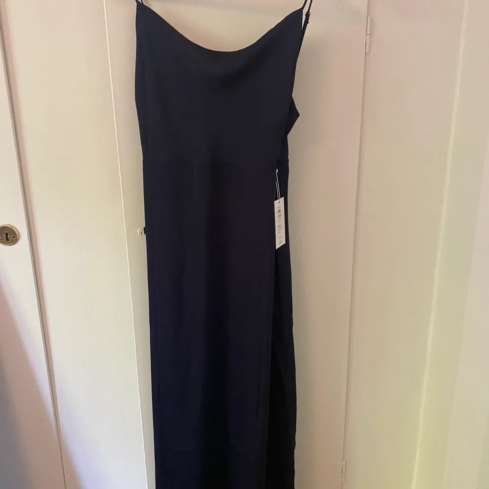 Helt ny klänning från Vila. Aldrig använt så i bästa skick😊 köpt för 450kr🌸 kan mötas upp i Stockholm eller frakta📦. Klänningar.