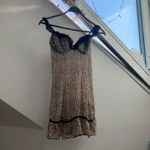 Leopard klänning - En knappt använd klänning i leopard!! Med finaste detaljerna, är i strl 36