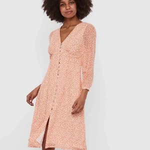 Orange klänning från vero Moda  - Orange klänning från vero Moda jätte fin modell, men tyvärr alldeles för stor för mig nu.