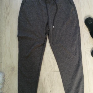 Mjukisslackers Stl L/XL - Grå/bruna, fint skick men lite lite noppror just vid grenen. Nypris 499 Köpta på kappahl, bara använt 2ggr men var för stora för mig. Står stl L i men bör passa även en XL. Supersköna och snygga dock, passar lika bra på kontoret som hemma i soffan. Skicka meddelande för fler bilder. 