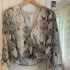 Blus med ormmönster - Blus med ormmönster från nakd i använt men fint skick! Paketpris vid köp av flera plagg✨✨🌷