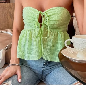 Snygg tröja  - Säljer nu denna fina toppen eftersom ja råkade köpa två den är i s köparen står för frakten ☺️