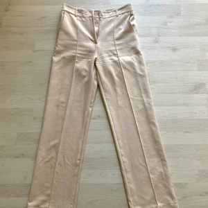 Kostymbyxor från Madlady - Säljer dessa super snygga beiga kostymbyxor från Madlady i storlek M. Sitter som en smäck överallt, perfekta i längden för mig som är 170 cm lång, fräsch färg nu inför sommaren tillsammans med någon fin topp😮‍💨🤌🏼❤️