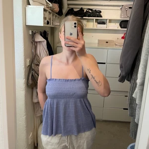 Lila topp - Lila topp med resår över bysten och volang ner från mango i superfint mönster ✨