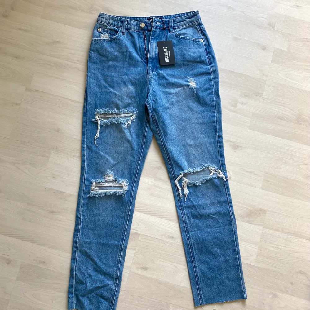 Ett par sprillans nya jeans från missguided i en mörkblå tvätt! Aldrig använda då de var för små för mig. Storlek M, byxorna är mindre i storleken så dessa passar även för dig som har S i jeans eller byxor❤️❤️ . Jeans & Byxor.