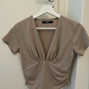 Topp från Bikbok  - Topp från Bikbok i fint skick. Storlek M men passar mig som oftast bär S. Färg: beige. 