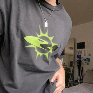 Svart Oversized T-shirt - Snygg streetwear style t-shirt i storlek L. Köpt i Sthlm weekday för nå månader sen. Aldrig använd o originalproduktioner var runt 500kr. Frakt betalas av köpare om inte upphämtning.