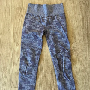 Gymsharktights  - Fina tights från gymshark, stl S. Med scrunch. Knappt använda endast legat i garderoben . Använd 1-2 ggr