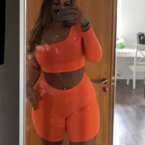 Neon orange set - Jätte fint och mjukis neon orange det från Shein. Helt oanvänd, köpt för 119kr. Shortsen är en L/M toppen är M/S