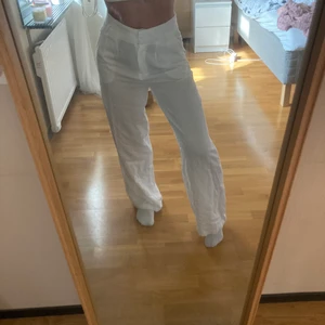Linnebyxor  - Vita linnebyxor från Zalando i storlek 36. Man får även ett snöra till som man kan knyta i midjan 💖Aldrig använda pga för stora på mig men legat i garderoben ett tag!! Har sytt in dom för att de inte ska vara så vida🤍 