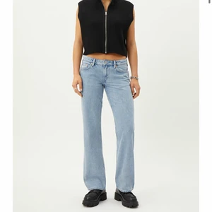 Arrow Low  - Weekday Arrow Low köpta nyss och Mac använda 5 gånger. Är i storlek 26/32 men är sprättade längst ned så sitter som en 26/34!! 