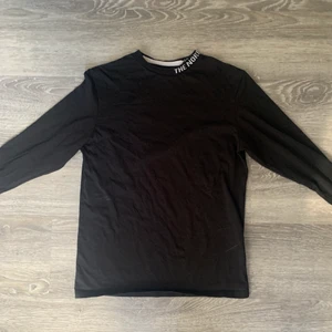 North face tröja  - Säljer denna superfina tröja från north face🤩 jag inte har fått den till användning någon gång därav säljer jag den💕 , kontakta mig vid intresse, du står för frakten, men pris kan alltid diskuteras☺️