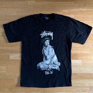Stüssy t-shirt - Stüssy t-shirt med tryck! Bra skick men används tyvärr aldrig av mig! 💗 storlek S herr