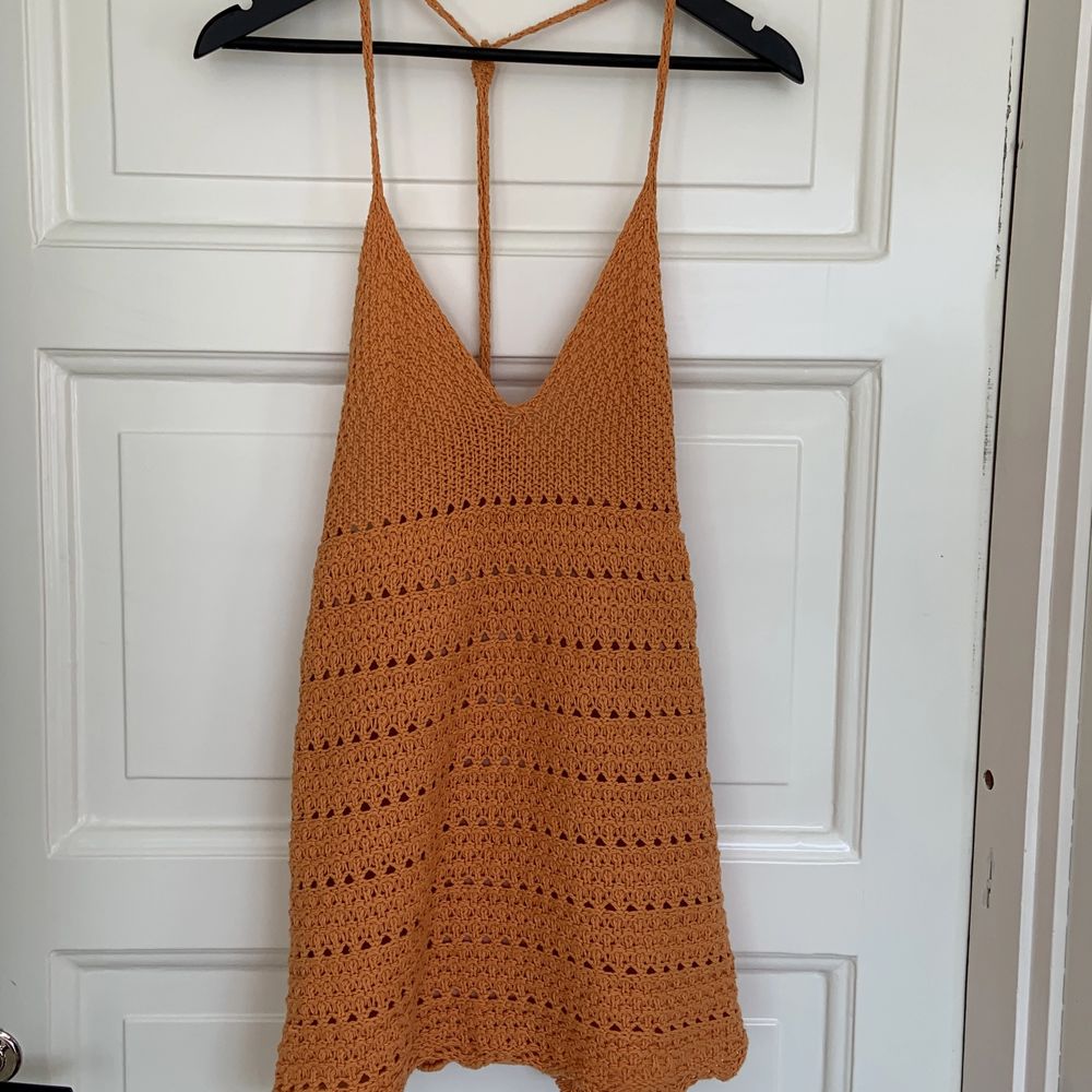 Hej jag säljer min superfina stickade kort klänning eftersom jag aldrig har använt den. Den är perfekt att ha till sommaren och har en super härlig orange färg. Klänningen har inga skador. Köpt från pull and bear☺️. Klänningar.