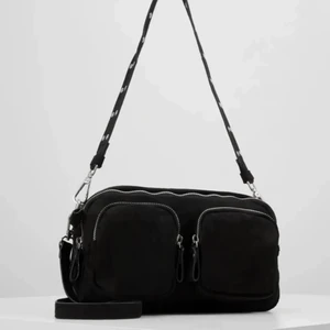 Gina väska  - Jag säljer denna väska för den inte kommer till användning längre och den är i jätte bra skick. 