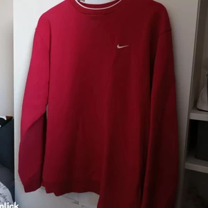 Nike sweatshirt  - Röd nike sweatshirt, knappt använd finns inga fläckar eller något trasigt.